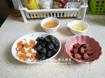 step2: 1隻鹹蛋 , 1隻鹹蛋黃隔水蒸15分鐘後待涼切粒 , 1隻份量的鹹蛋白留起