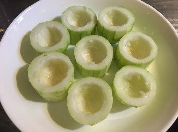 step2: 將節瓜切件1開4，中間挖一個小洞備用；