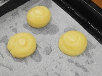 step11: 手指頭沾水將尖端抹平!!! 放進200度烤箱烤約10分鐘後降至170度烤20分鐘就好囉~