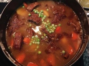 step11: 試醬汁鹹度做調整，並放入青豆，再煮10分鐘即可，食用前撒入蔥花。