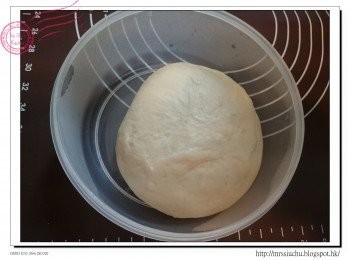 step1: 製作中種麵團。首先加入酵母至焗盤中, 然後依次加入2-5材料。開始麵團模式, 待麵團表面變得光滑即可(程式開始約10分鐘)。停機, 放密實盒中, 放雪櫃過夜最少12小時。