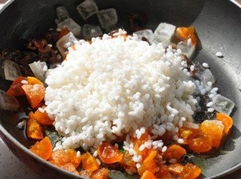 step4: 再將白米(清洗過後泡些溫水約15分中取出)放入鍋中，一起均勻攪拌拌炒