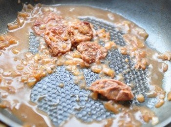 step5: 再放入醬油與砂糖及少許冷水調味滾煮，讓梅肉香氣綜合釋出