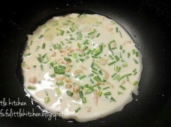 step2: 燒熱油，將麵糊倒入慢火煎熟一面。