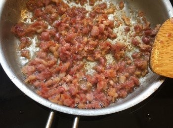 step4: 煙用粒放入鑊炒成脆粒，取出放在廚房紙上隔油，備用。