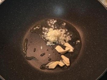 step5: 炒鍋加熱後，放入適量的沙拉油和少許香油，將蒜末和薑片炒香。