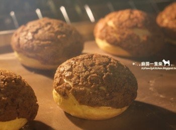 step11: 放入預熱好的烤箱中，以200度C(392度F)烘烤10分鐘，將溫度調整為190度C(374度F)再烘烤10分鐘；再將溫度調整為180度C(356度F)再烘烤15分鐘到表面金黃，最後關火悶10分鐘即可出爐。