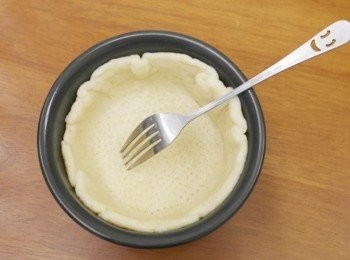 step2: 接著把麵皮桿平放入活動式烤模中~底部用叉子戳洞!!!放入預熱180度烤箱烤約20分鐘!!!(烤模使用15cm)