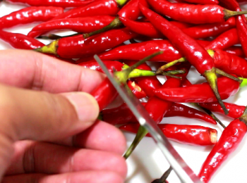 step7: 到了開始做辣椒醬的時候, 才剪去辣椒蒂。