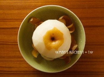 step3: 再來把水梨皮墊在下方，放入電鍋蒸20~30分鐘就完成了。