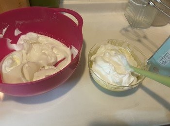 step3: 把1/3蛋白霜+入蛋黄糊中拌匀，之後全部倒回蛋白霜中徹底拌匀