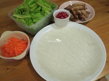 step4: 生菜洗淨.辣椒切段.胡蘿蔔切絲備用