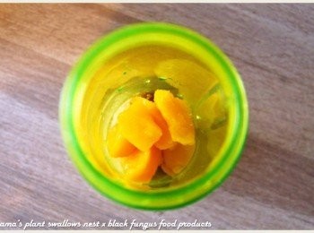 step2: 將冷凍後的芒果丁與香蕉丁，直接放入至果汁機中。