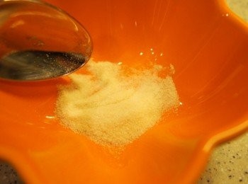 step6: 煮20分鐘後，隨著水份蒸發，果汁會繳濃稠點，但未到果醬的程度。所以要用一個碗，加入一湯匙的魚膠粉，加入50ML冷開水拌勻，再加入荔枝混合物中。再續煮5分鐘關火，靜置15分鐘。