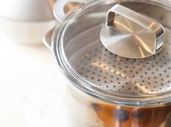 step6: 將海鮮類的<span class="group_1">食材</span>放於蒸層中。這個蒸層可以和一般4-5公升的深鍋搭配使用，且可以同時堆疊2到3個，方便同時蒸煮大量<span class="group_1">食材</span>。