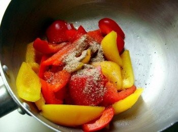 step3: 將切好的紅黃椒加入所有<span class="group_2">配料</span>