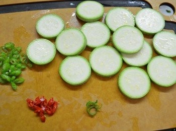 step2: 翠肉瓜洗淨，切約0.3-0.4 cm 薄片，紅椒和綠椒切小圓片，然後去除中間的籽。