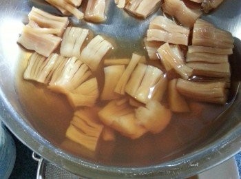 step4: 蒸好的瑤柱隔去汁液