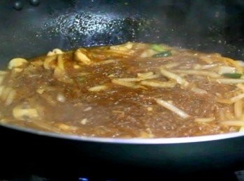 step9: 煮至湯汁微微收乾後，放入楜椒，鹽調味