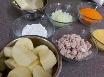 step1: 把材料準備好，起司切成條狀，火腿和洋蔥切粒， 土豆切塊放入鍋子加水煮軟至叉子能穿透為之熟透