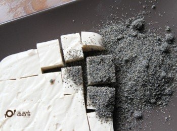 step4: 涼透後放置冰箱約1小時，倒出奶涷並切成2x2公分的方塊狀，裹上一層黑芝麻，，好看又好吃的甜點就完成了。