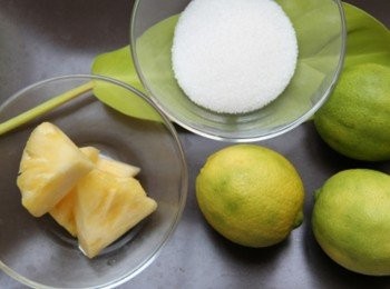 step1: 鳳梨切小小塊備用，另將溫水、糖倒入鍋中拌勻至糖溶化後，加入檸檬汁，試試甜度味道後，將鳳梨小丁拌入檸檬水中拌勻出