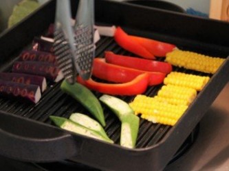 step2: 將甜玉米放入電鍋蒸熟用刀順著玉米切下整片玉米，將紫茄、紅甜椒切成條狀，秋葵切段。