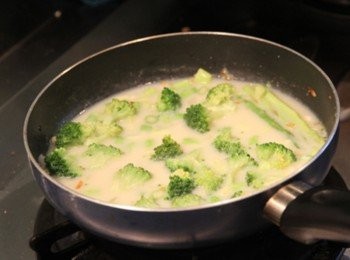 step4: 再煮一鍋熱水，放入少許的醋，再加入一顆蛋，煮約3~5分鐘即為美味的水波蛋，在煮好的義麵上放上一顆，食用時混合豆奶醬汁，即是美味的培根蘆筍豆漿義大利麵