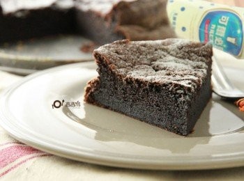 step6: 放入預熱160度C的烤箱中，約烤35~40分鐘，用探針測試如不沾即表示己熟，出爐不須倒扣，放涼後自烤模中取出，撒上糖粉裝飾即可