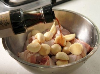 step2: 2. 深鍋放入雞腿塊、蒜頭、開水、淬釀日式和風醬油露-干貝，電鍋外鍋1~1杯半水，放入蒸熟