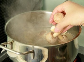 step2: 將雞腿肉川燙洗淨，放入湯鍋中加入熱開水煮沸。加入巴西磨菇煮約15分鐘。