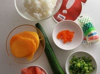 step1: 美國玫瑰米煮成白飯放涼。小黃瓜切小小丁，另刨成數片薄片，蟹肉棒切小塊。