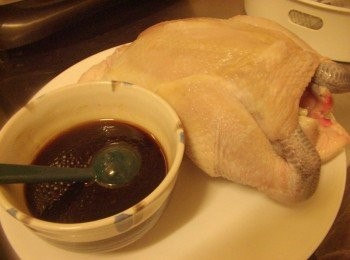 step1: 先將雞清洗乾淨ˊ擦乾水份ˊ然後將四肢固定好ˊ 然後將<span class="group_2">調味</span>全部拌勻備用