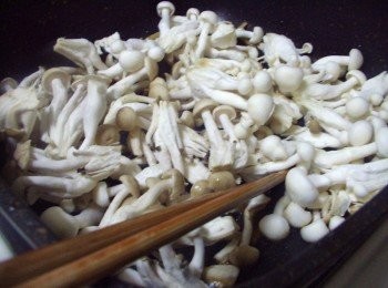 step3: 接著加入鴻喜菇和雪白菇略為拌炒(約1~2分鐘)