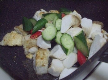 step7: 10.然後將杏鮑菇ˊ小黃瓜ˊ辣椒ˊ一同下鍋ˊ快速拌勻