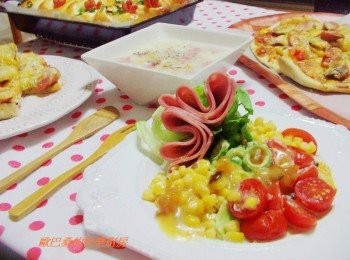 step5: 可以是簡單輕食ˊ但只需一點小心思ˊ 拿來當派對ˊ宴客前菜ˊ效果也非常棒喔~ 這是我們某一個週末的派對餐ˊ 我用博客慕尼黑火腿做了冷盤鮮果醬沙拉ˊ玉米濃湯ˊ 用威尼斯小熱狗做了心火花朵朵開小餐包ˊ 還有超美味義式鄉村披薩和培根蔬菜卷。 滿滿一桌的派對饗宴ˊ簡單料理輕鬆上桌~ 喜歡的ˊ快行動自己試試看吧~