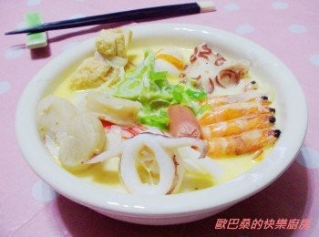 step4: 盛起灑上少許蒜綠ˊ湯鮮味美ˊ濃郁香醇歐風奶酪鍋就完成了。