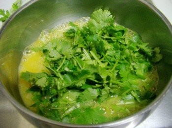 step3: 接著加入香菜末再次拌勻