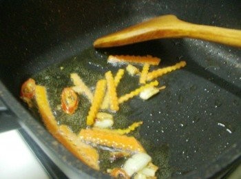 step3: 接著加入紅蘿蔔略為拌炒ˊ約1分鐘