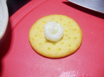 step2: 準備好餅乾ˊ擠上少許調勻的<span class="group_2">褡配餡料</span>