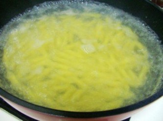 step1: 湯鍋以入足量水煮沸ˊ加入鹽1茶匙和筆管麵(參考包裝說明時間) 將筆管麵煮至7~8分熟度