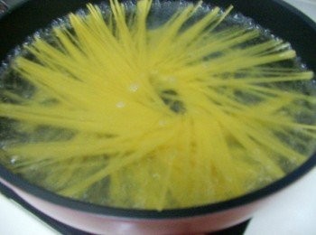 step2: 大鍋加入足夠的水煮沸ˊ添入鹽1茶匙ˊ將義大利麵呈散狀擺入鍋裡ˊ 依盒裝標示或自己喜好煮義大利麵約8分鐘