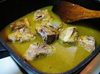 step3: 步驟2煮滾後ˊ改以中小火續煮25~30分鐘(讓排骨肉軟化吸飽湯汁)