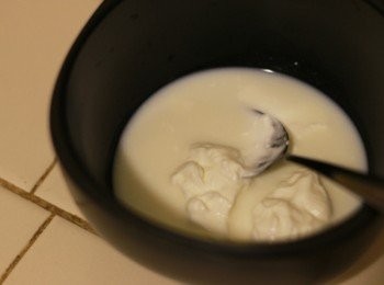 step2: 所有<span class="group_1">材料</span>秤好，奶油置於室溫軟化；所有粉類(中筋麵粉、可可粉、小蘇打粉、泡打粉、鹽)一起混合後過篩；牛奶與酸奶放於同一碗中混合。