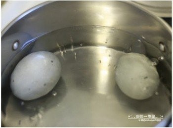 step1: 皮蛋2顆放入水中滾煮約10分鐘，讓皮蛋蛋黃凝固，方便切開使用。10分鐘後將皮蛋撈起浸冷水冷卻後去殼備用。