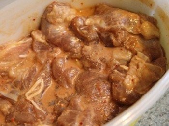 step1: 將雞腿肉切成適當大小, 和豆乳醃醬攪和均勻, 醃1小時入味