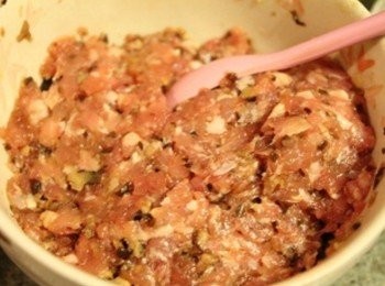 step1: 將<span class="group_2">肉餡</span>材料攪拌均勻