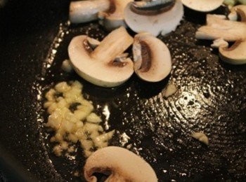 step4: 用煎鮭魚的油爆香蒜末與香菇