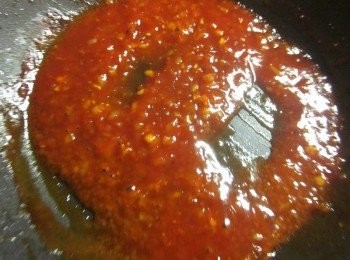 step4: 原鍋放入洋葱碎爆香,再加入3.醬汁