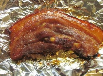 step6: 五花肉兩面塗抺蜂蜜,續烤5分鐘(2-3分鐘後中途換面)放到涼即可切片